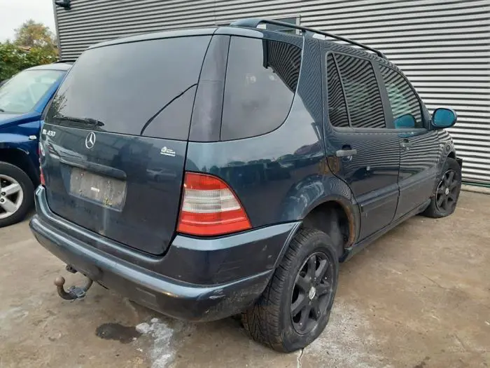 Puerta de 4 puertas derecha detrás Mercedes ML-Klasse