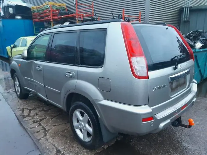 Puerta de 4 puertas izquierda detrás Nissan X-Trail