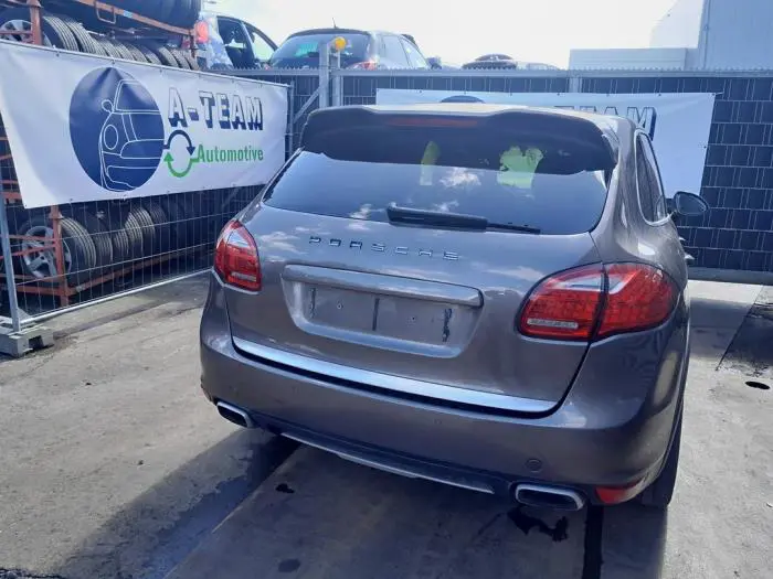 Mangueta derecha detrás Porsche Cayenne