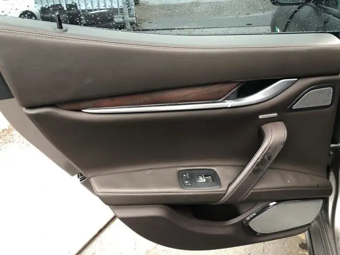 Tapizado de puerta de 4 puertas izquierda detrás Maserati Ghibli