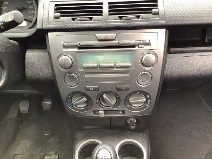 Reproductor de CD y radio Mazda 2.