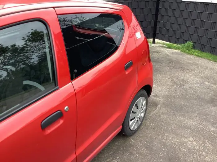 Puerta de 4 puertas izquierda detrás Suzuki Alto