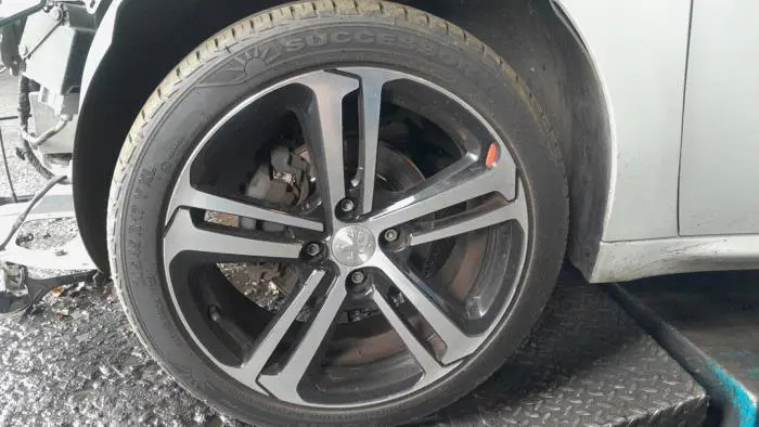 Juego de llantas y neumáticos Peugeot 208