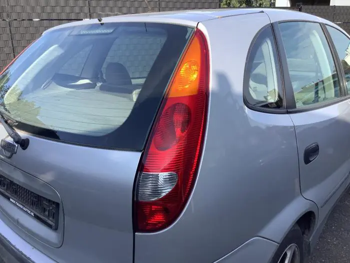 Luz trasera derecha Nissan Almera Tino