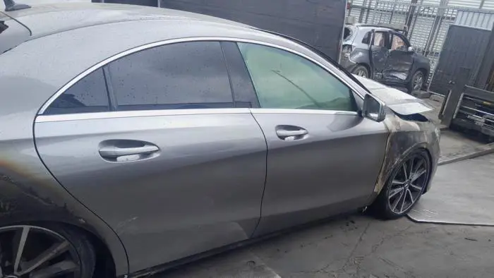 Puerta de 4 puertas derecha detrás Mercedes CLA