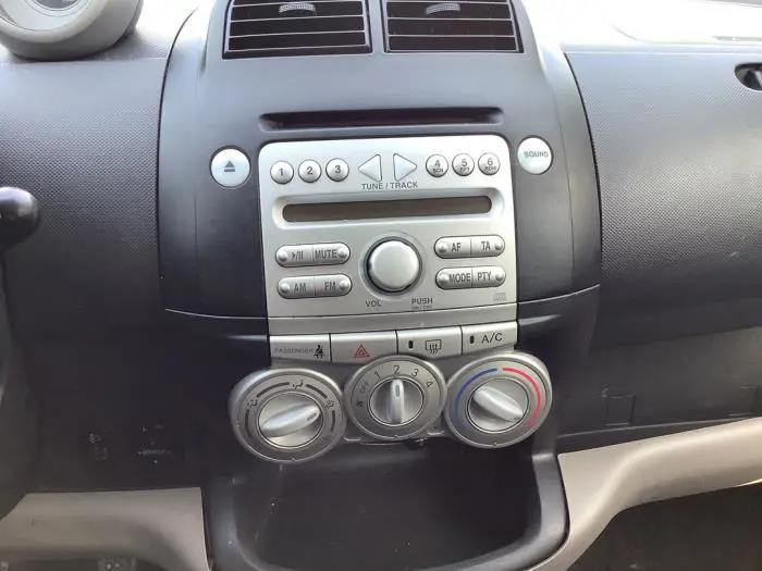 Reproductor de CD y radio Daihatsu Sirion