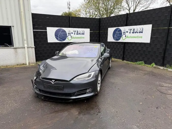 Mangueta derecha detrás Tesla Model S