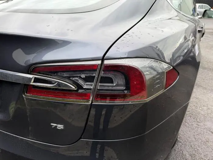 Luz trasera derecha Tesla Model S