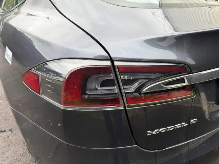 Luz trasera izquierda Tesla Model S