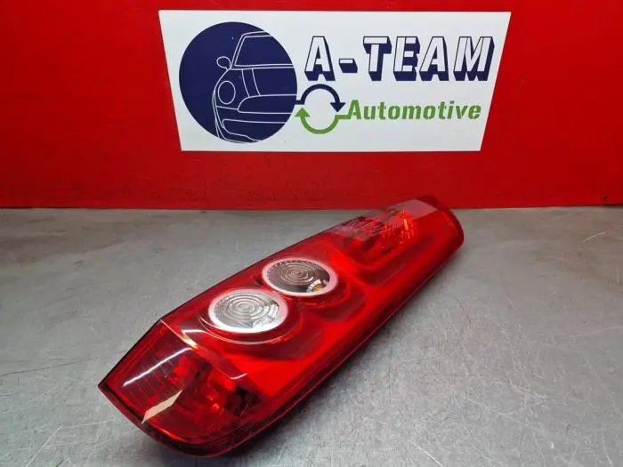 Luz trasera derecha Ford Fiesta