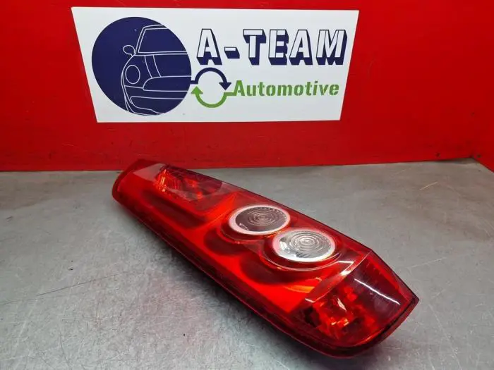 Luz trasera izquierda Ford Fiesta